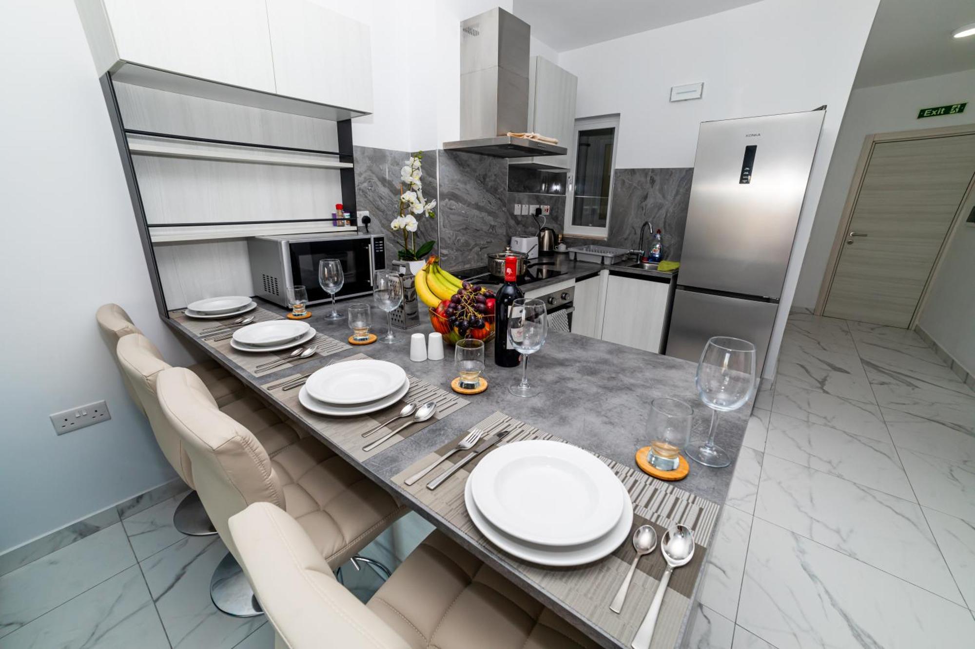 Sea Breeze, Spacious 2-Bedroom Lux Seaside Apartments St. Paul's Bay Bagian luar foto