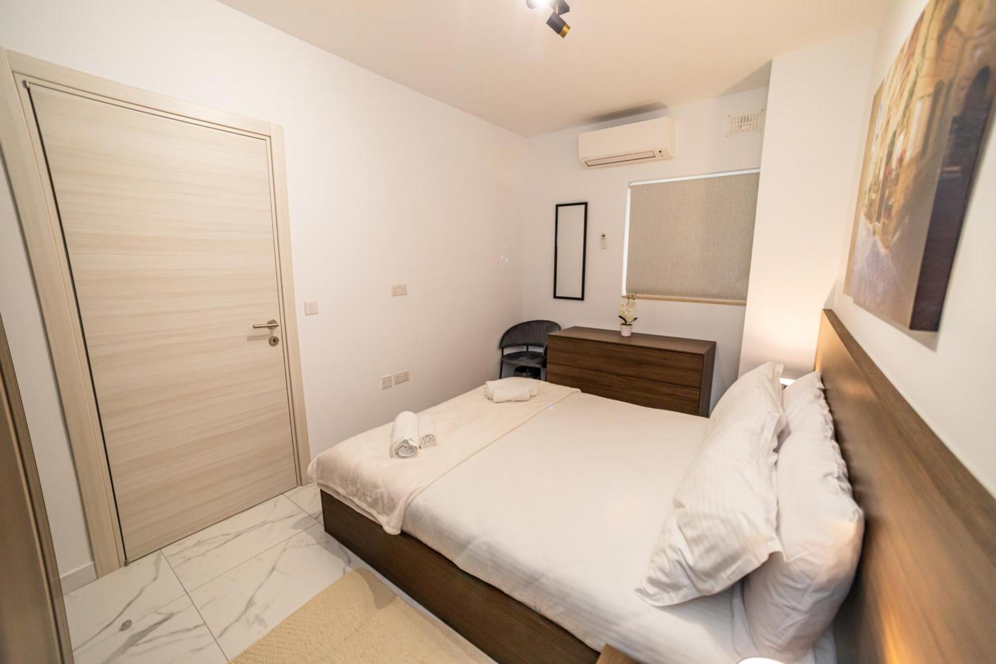 Sea Breeze, Spacious 2-Bedroom Lux Seaside Apartments St. Paul's Bay Bagian luar foto